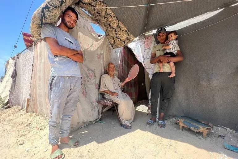 تقرير: الغزيون يُطفئون حرارة أجسادهم المنهكة بسكب الماء البارد والسباحة في البحر