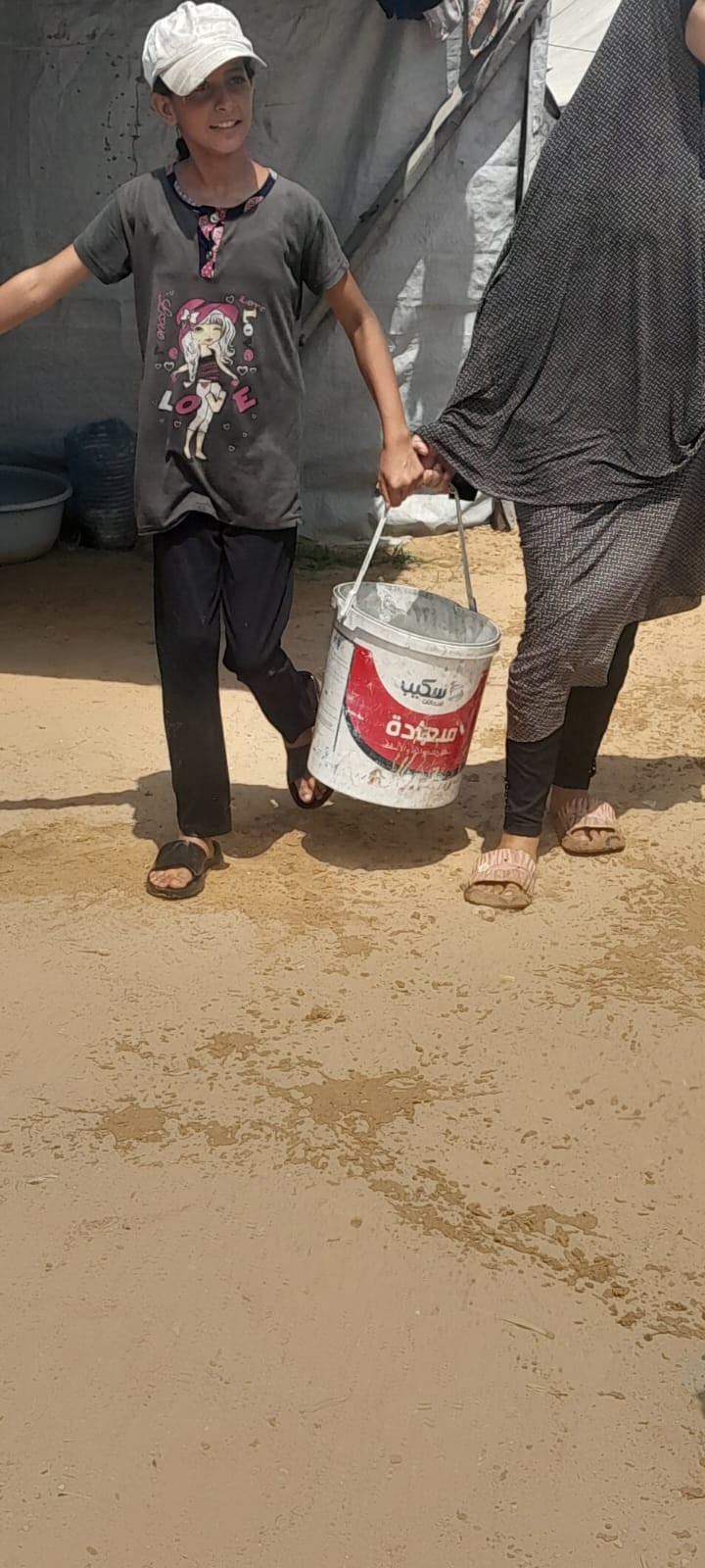 تقرير: الغزيون يُطفئون حرارة أجسادهم المنهكة بسكب الماء البارد والسباحة في البحر