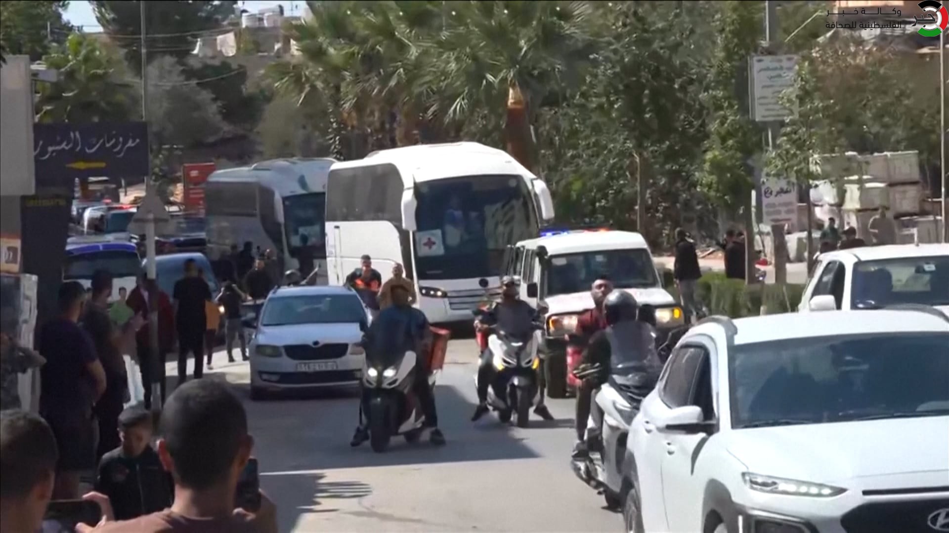 بالفيديو: عدسة "خبر" ترصد لحظات الإفراج عن الأسرى الفلسطيينين واحتضان ذويهم