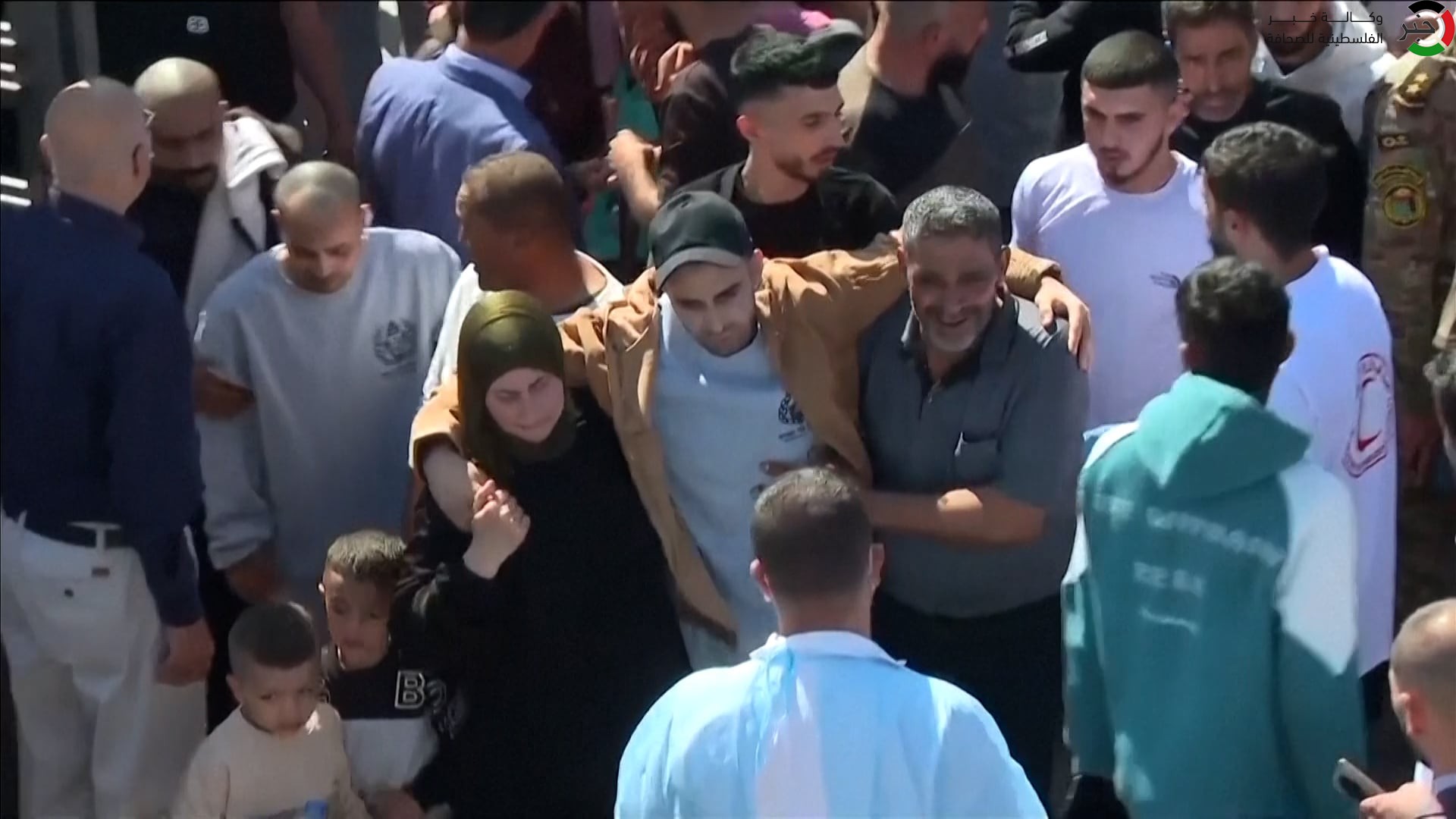 بالفيديو: عدسة "خبر" ترصد لحظات الإفراج عن الأسرى الفلسطيينين واحتضان ذويهم