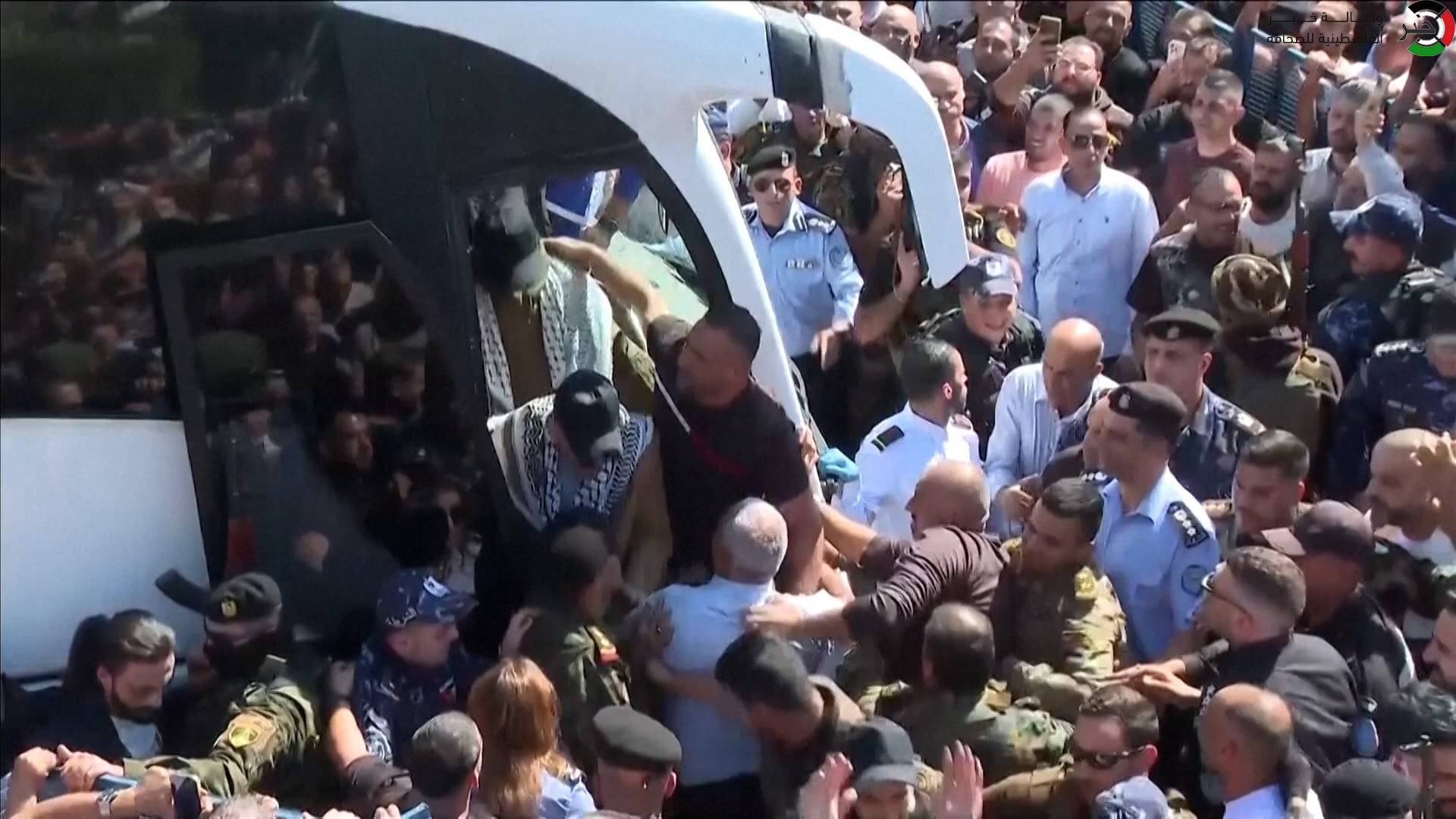 بالفيديو: عدسة "خبر" ترصد لحظات الإفراج عن الأسرى الفلسطيينين واحتضان ذويهم