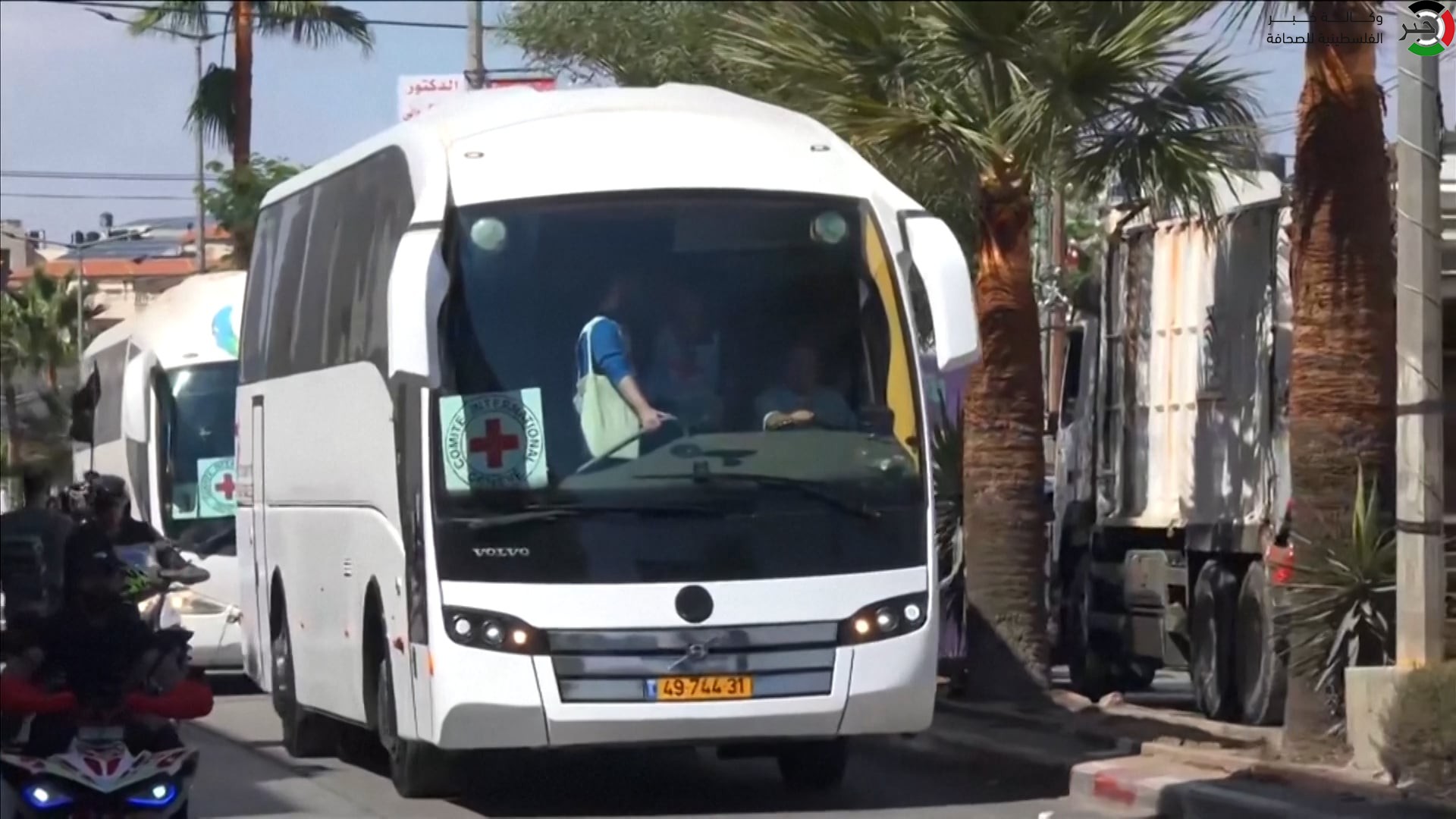 بالفيديو: عدسة "خبر" ترصد لحظات الإفراج عن الأسرى الفلسطيينين واحتضان ذويهم