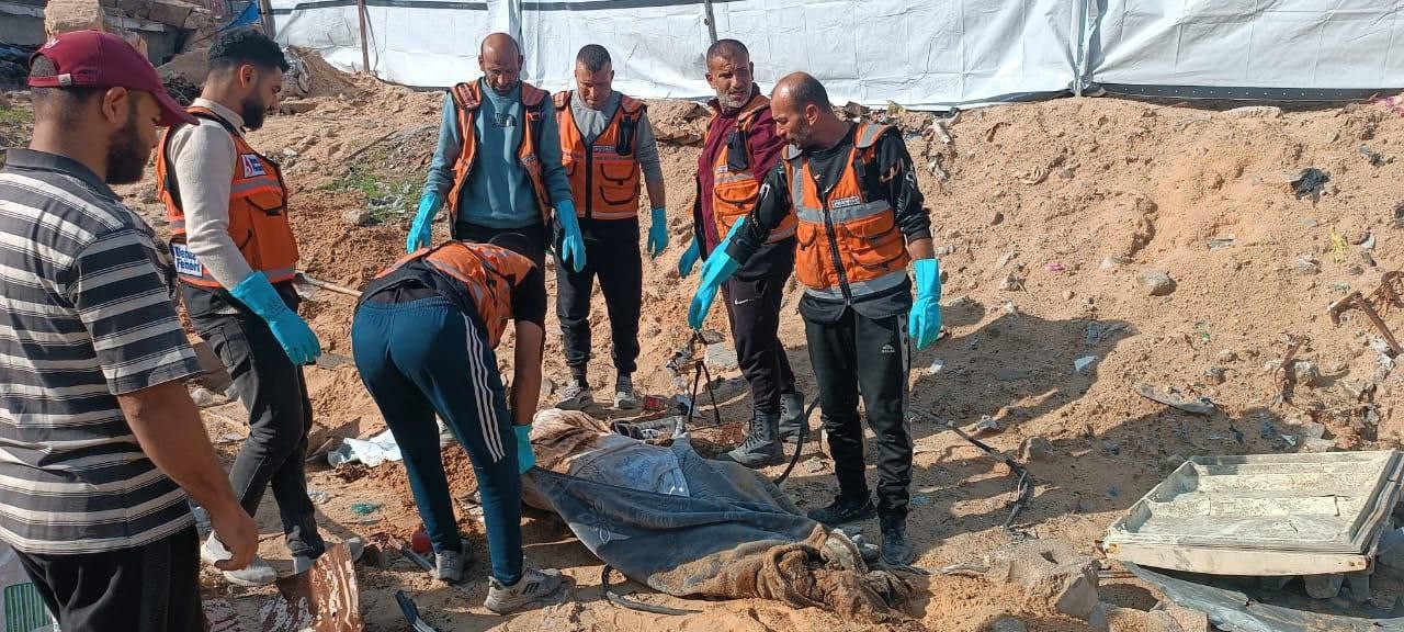 بالصور: الدفاع المدني بغزة ينتشل جثة في شارع الجلاء