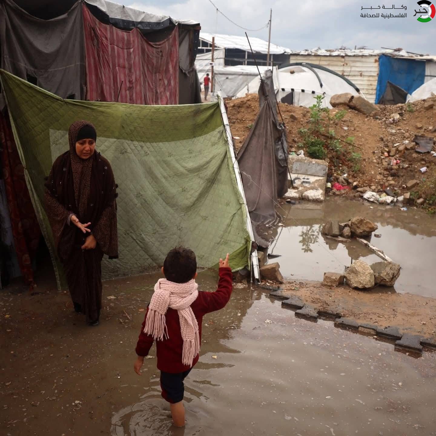 بالفيديو والصور: المواطنون في غزة يطلقون نداء استغاثة لحمايتهم من الشتاء وكابوسه المنتظر