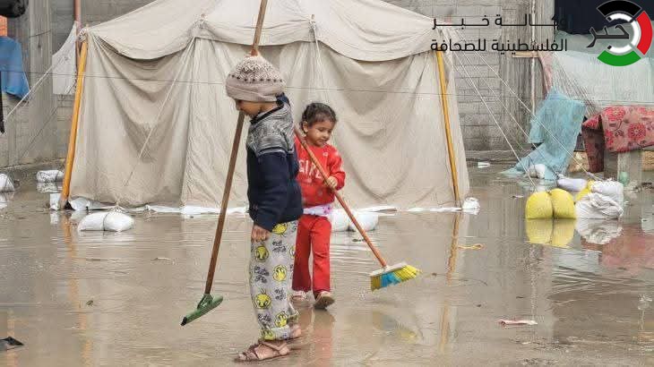 بالفيديو والصور: المواطنون في غزة يطلقون نداء استغاثة لحمايتهم من الشتاء وكابوسه المنتظر