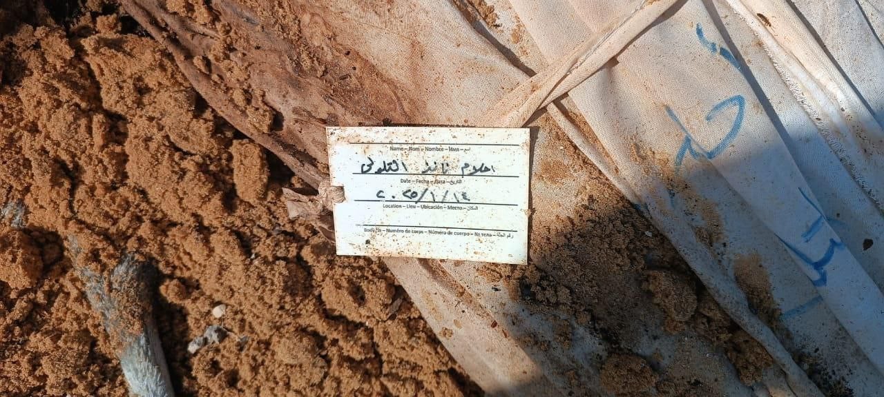 بالصور: الدفاع المدني بغزة ينتشل جثة في شارع الجلاء