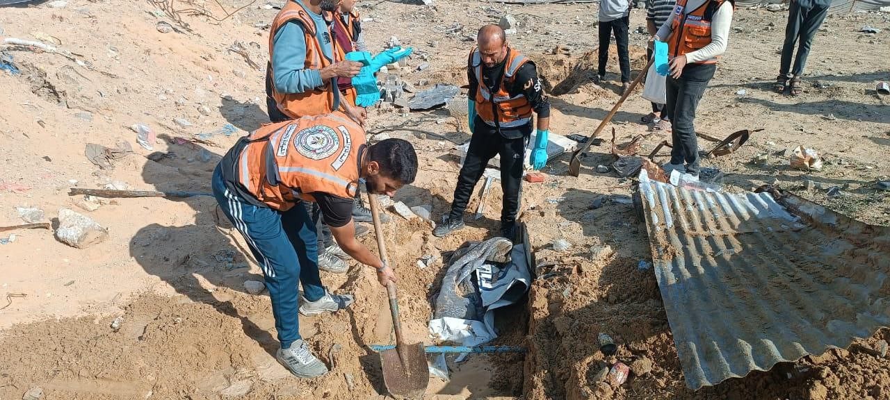 بالصور: الدفاع المدني بغزة ينتشل جثة في شارع الجلاء