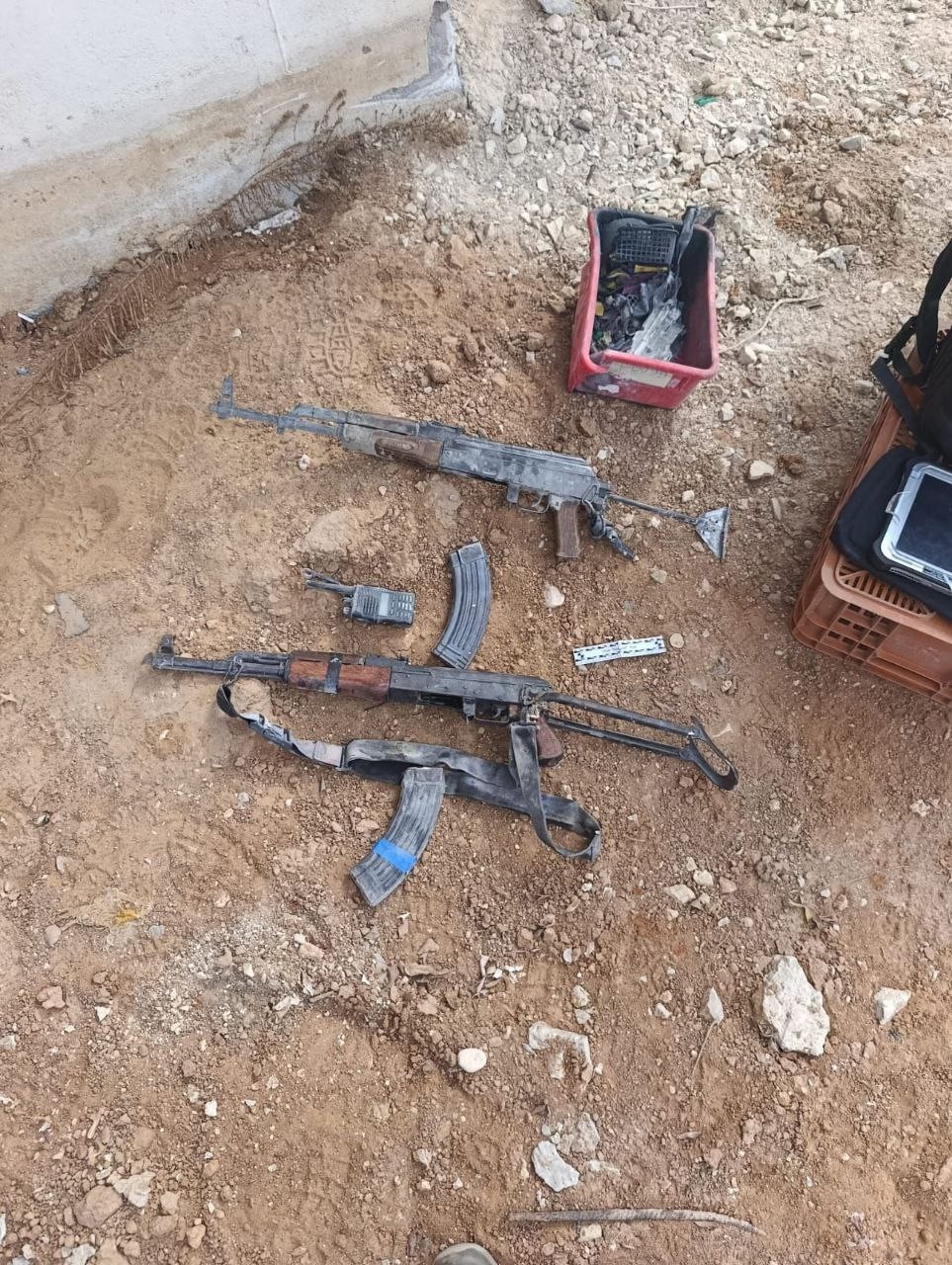 الاحتلال يزعم العثور على على أسلحة لـ"حماس" في "ببئيري"