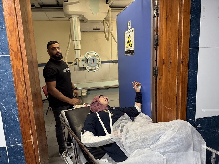 بالصور: إصابة مسعفين وصحفيين في اعتداء للمستعمرين في بلدة بيتا