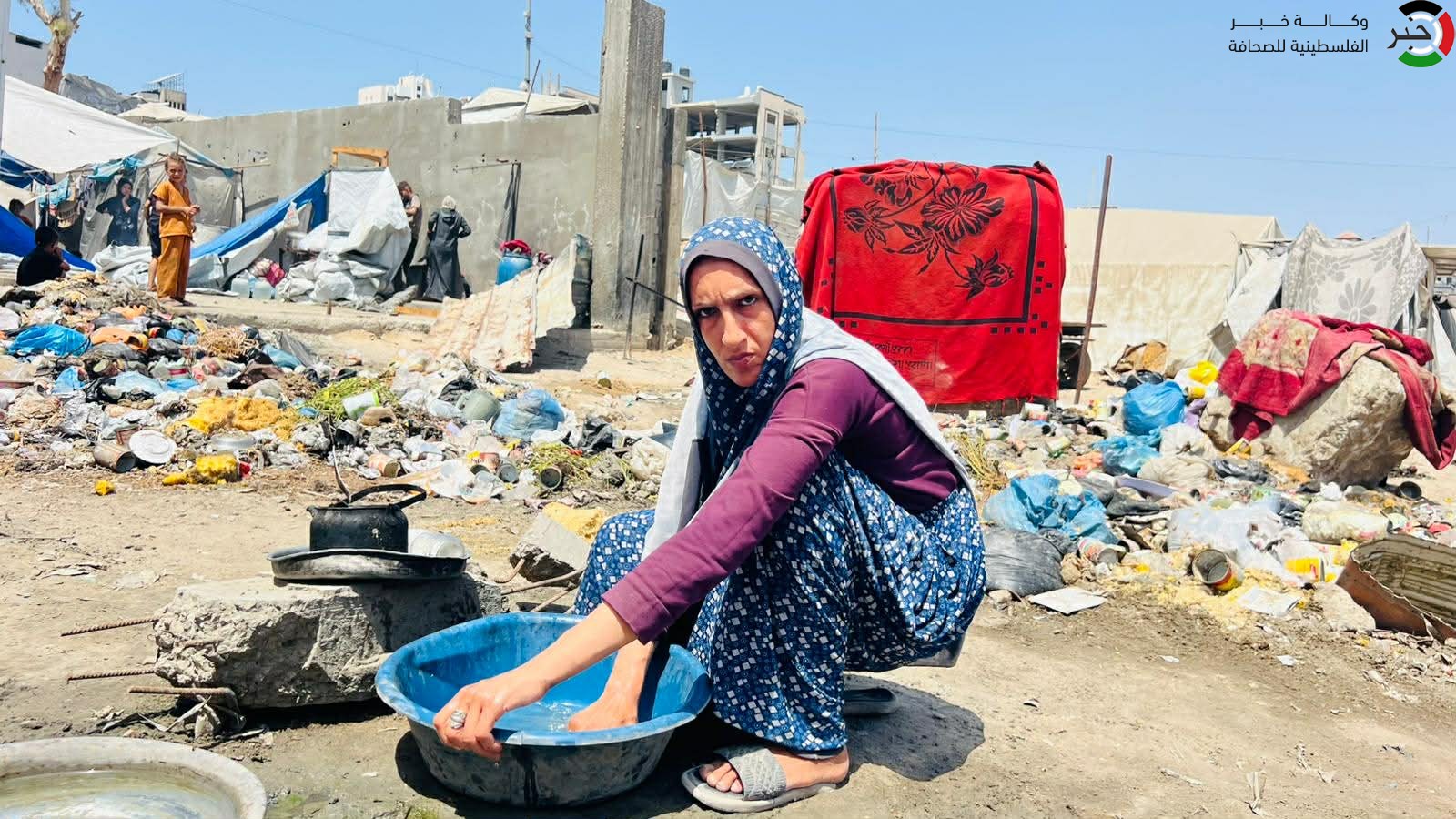 شاهد: في قلب الخيام.. حين يتحوّل الماء الملوّث إلى تهديد يومي