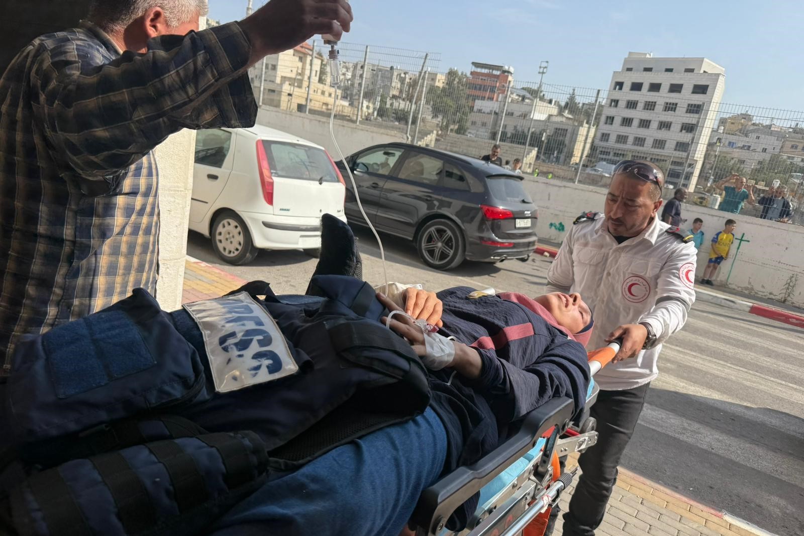 بالصور: إصابة مسعفين وصحفيين في اعتداء للمستعمرين في بلدة بيتا