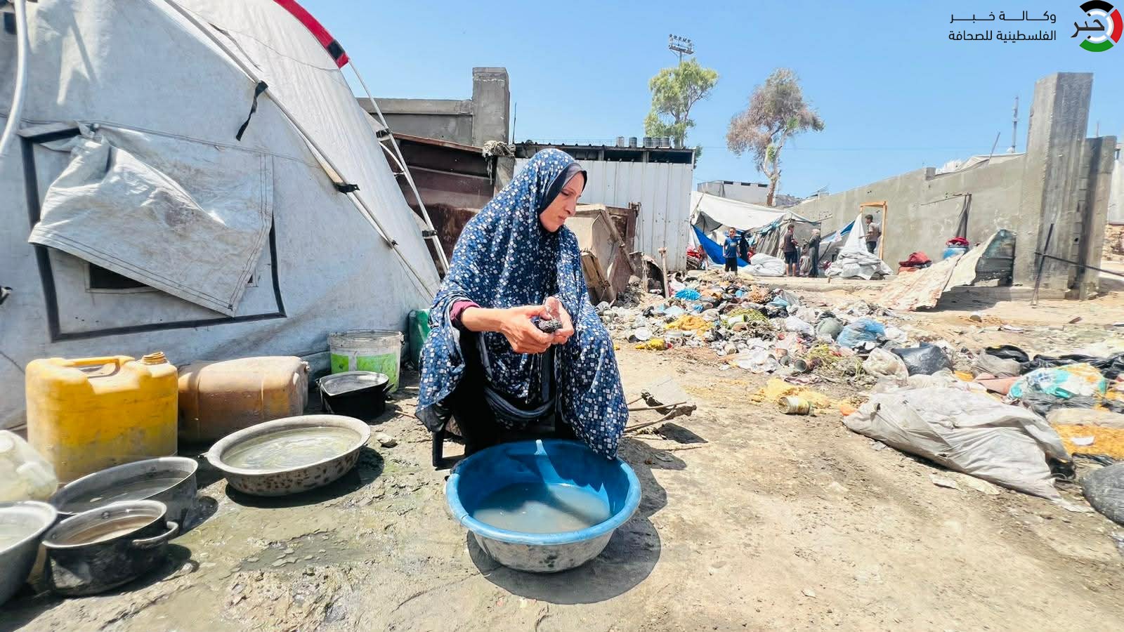 شاهد: في قلب الخيام.. حين يتحوّل الماء الملوّث إلى تهديد يومي