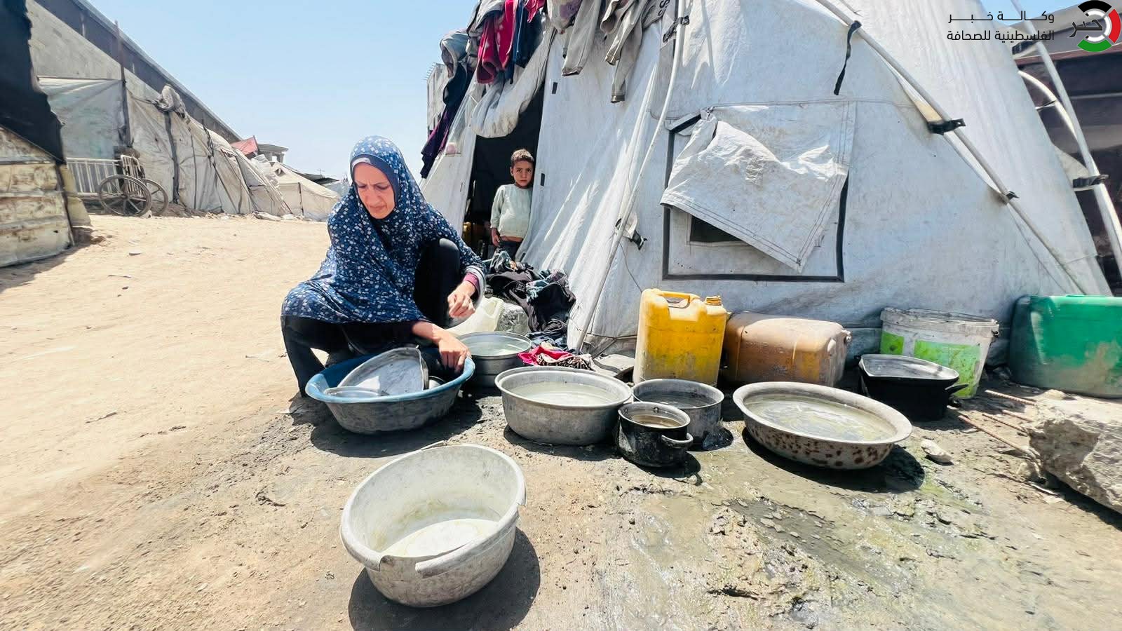 شاهد: في قلب الخيام.. حين يتحوّل الماء الملوّث إلى تهديد يومي