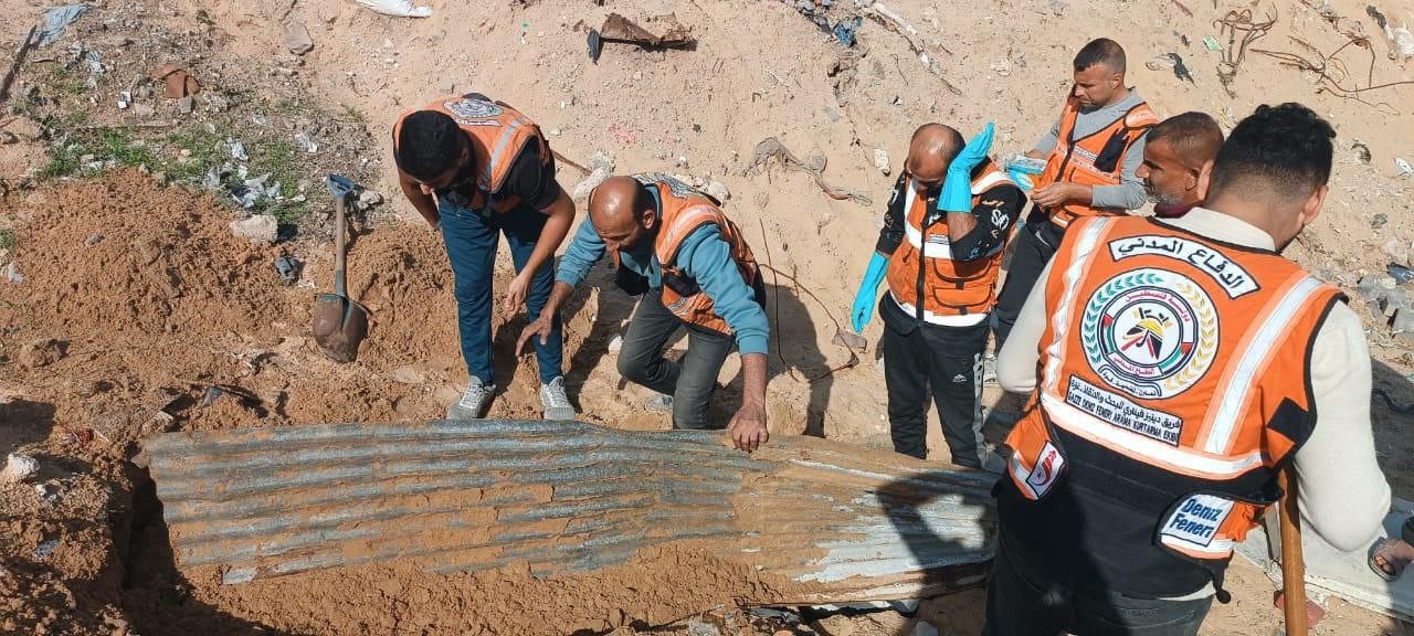 بالصور: الدفاع المدني بغزة ينتشل جثة في شارع الجلاء