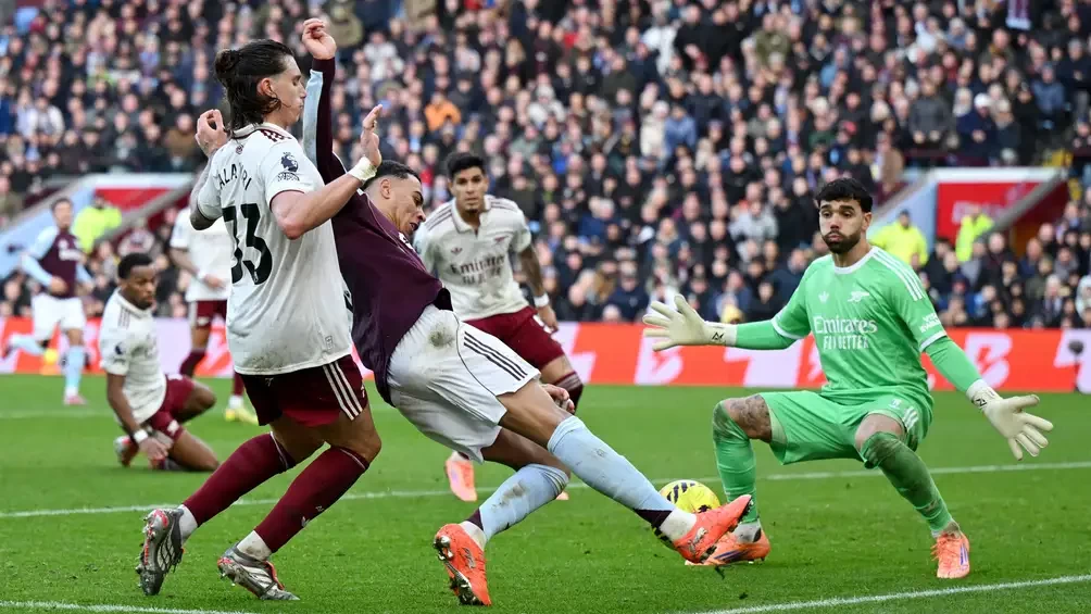 بالصور : أستون فيلا يسقط آرسنال بفوز درامي.. ويقدم هدية للسيتي