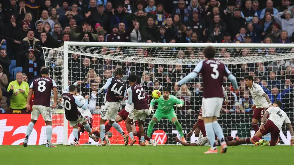 بالصور : أستون فيلا يسقط آرسنال بفوز درامي.. ويقدم هدية للسيتي