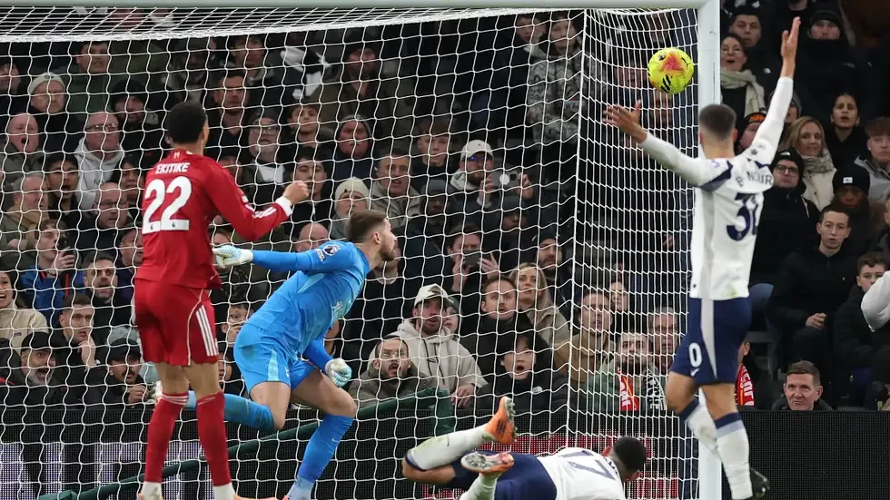 بالصور : ليفربول ينجو من ريمونتادا توتنهام "المنقوص" بفوز مثير